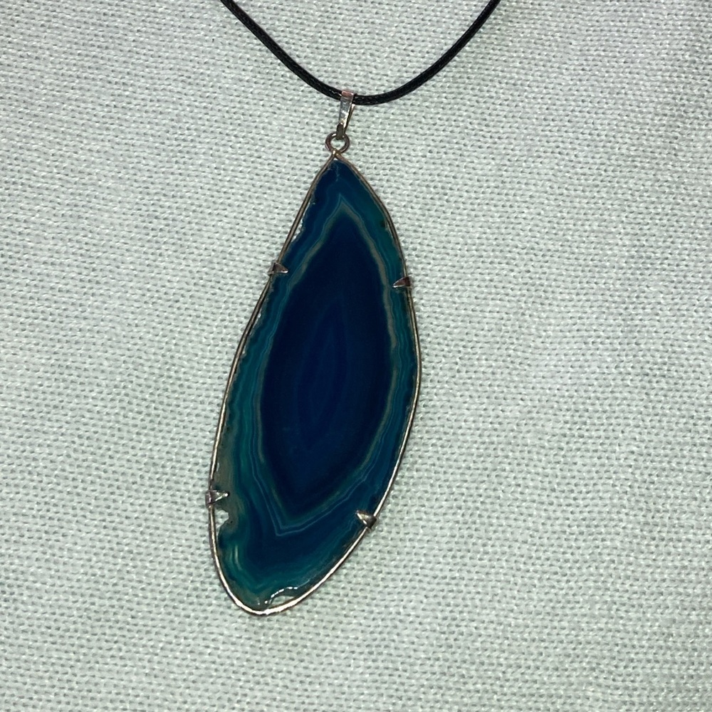 BLUE STONE PENDANT NECKLACE WITH SILVER TONE EDGE & PRONG SETTING - NEVER WORN